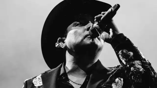 Esta es la segunda ocasión que cancelan la visa de trabajo del cantante