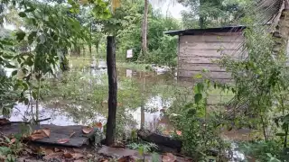 En alerta,  Casas de Aguacatal bajo el agua    