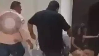 Subsecretario de Gobierno de Quintana Roo agrede a hombre afuera de un antro; termina separado de su cargo 