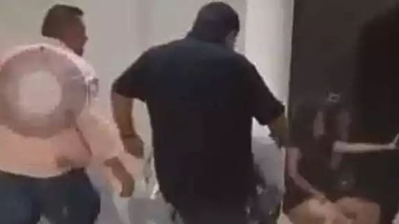 El funcionario público fue captado mientras participaba en un ataque El funcionario público fue captado mientras participaba en un ataque
