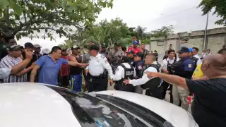 Violento enfrentamiento en Ciudad del Carmen deja varios policías heridos y tres detenidos