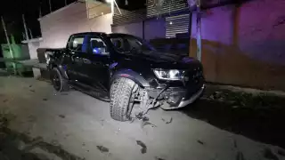 Se da a la fuga tras colisionar contra camioneta estacionada en Campeche
