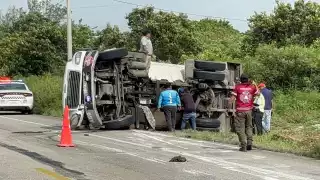 Explosión de neumático provoca volcadura de pipa de gas en la carretera Carmen-Puerto Real