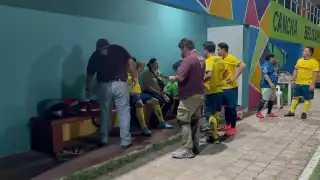 Jugador sufre convulsiones en pleno campo de juego en Ciudad del Carmen