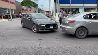 Choque entre dos Mazda causa caos vial en  Ciudad del Carmen