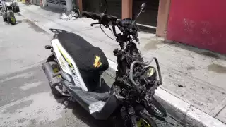 Cortocircuito incendia motocicleta y   termina en pérdida total en Ciudad del Carmen 