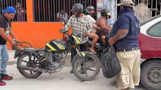 Motociclista en aparente estado de ebriedad impacta contra automóvil estacionado