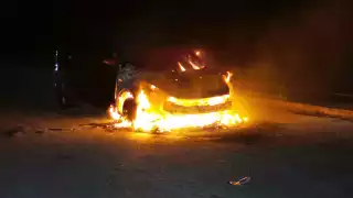 Fuerte incendio consume camioneta en tramo Isla Aguada-Ciudad del Carmen