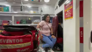 Reciben balonazo y caen de motocicleta