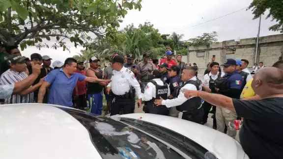 Vecinos de "Playa Caracol" se enfrentaron a golpes con policías y personal de Desarrollo Urbano durante un intento de desalojo