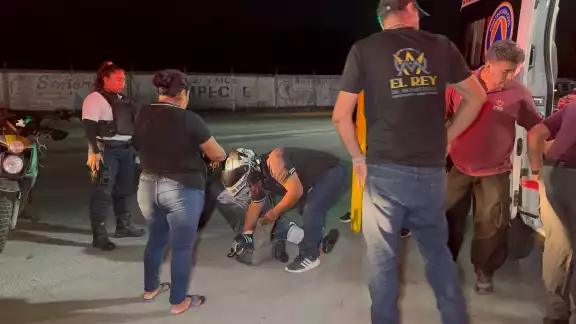 Mujer queda inconsciente al derrapar en la carretera. Mujer queda inconsciente al derrapar en la carretera.