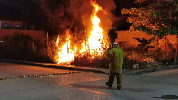 Cuerpos de emergencia y protección civil llegaron a la colonia Justo Sierra por un incendio en un lote baldío Cuerpos de emergencia y protección civil llegaron a la colonia Justo Sierra por un incendio en un lote baldío