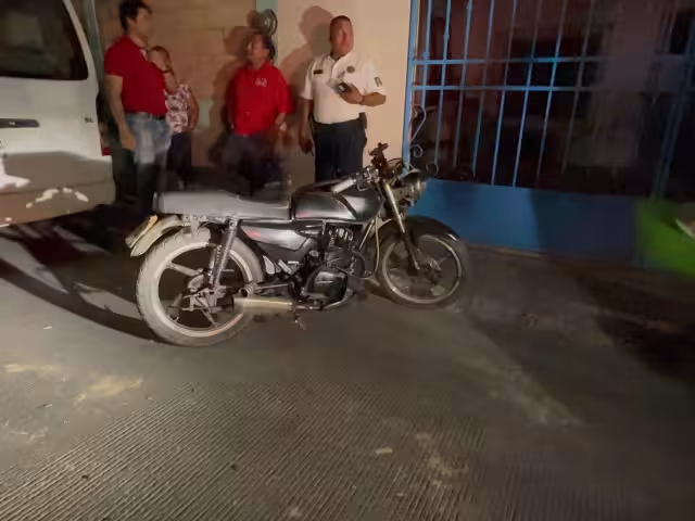 La motocicleta fue abandonada por el responsable del golpe.