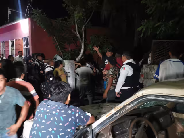 La Policía Estatal y Municipal intervino para calmar a los vecinos enardecidos.