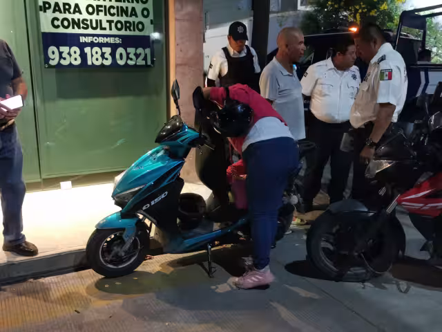 La dueña de la motocicleta pidió ayuda tras percatarse del robo en el estacionamient