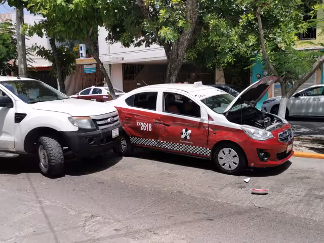 Un accidente automovilístico en la Colonia Héctor Pérez Martínez causó daños materiales de varios miles de pesos.