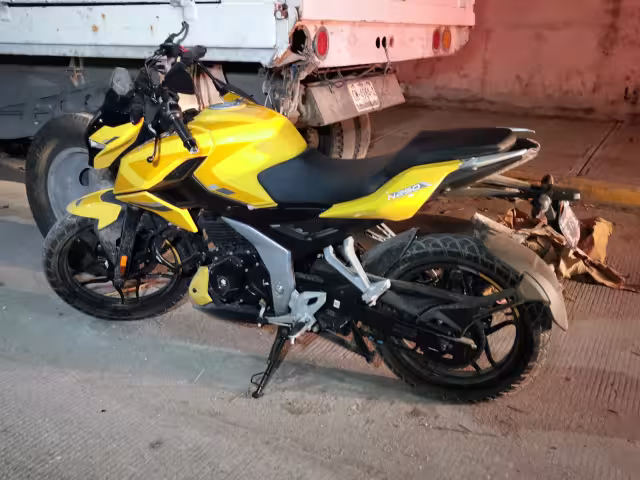 Una pareja en motocicleta chocó contra la batea de una camioneta mal estacionada en Malibrán