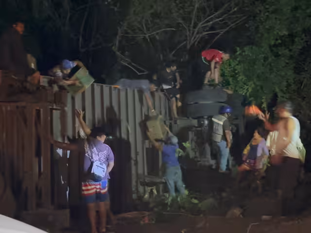 Vuelca tractocamión lleno de cerveza en el Faro Xicalango en ciudad del Carmen.