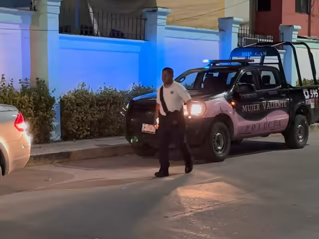 Conductor ebrio en motocicleta abandona la escena