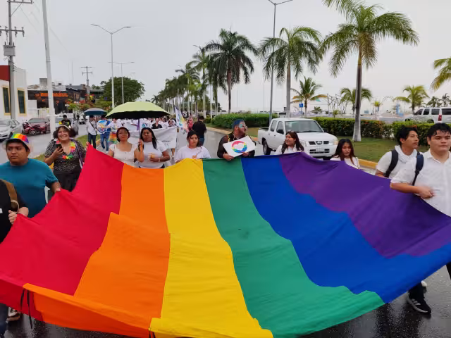 La bandera de la comunidad lució y ondeó en todo lo alto durante la marcha.