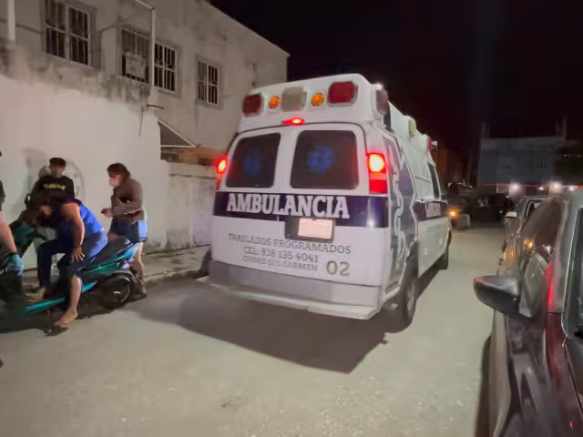 Huye conductora luego de atropellar a motociclistas.