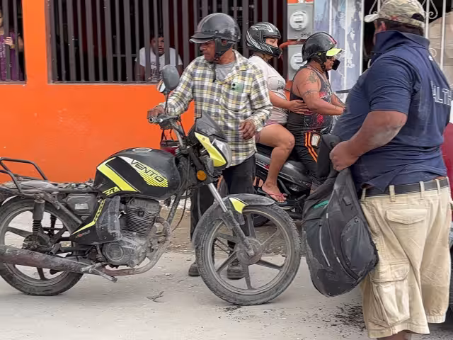Hombre en aparente estado de ebriedad impacta en contra de un vehículo