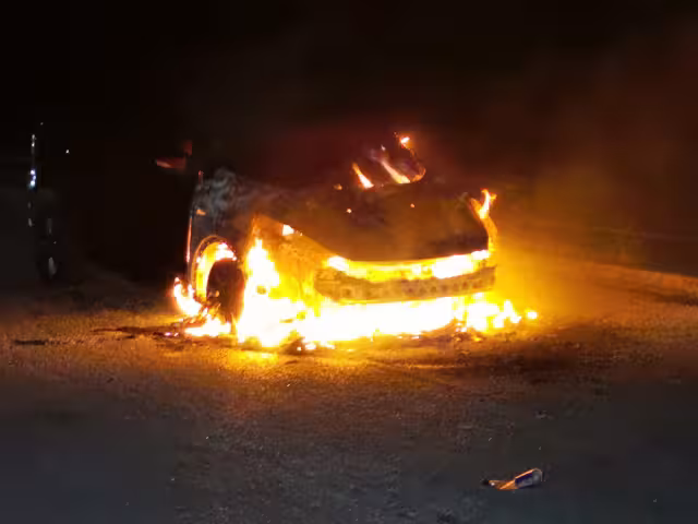 Un incendio en una camioneta particular causó daños materiales de varios miles de pesos en el tramo Isla Aguada - Ciudad del Carmen