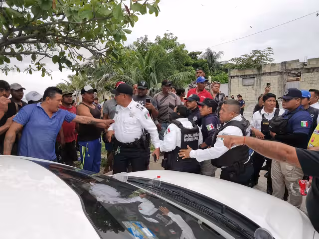 Vecinos de "Playa Caracol" se enfrentaron a golpes con policías y personal de Desarrollo Urbano durante un intento de desalojo