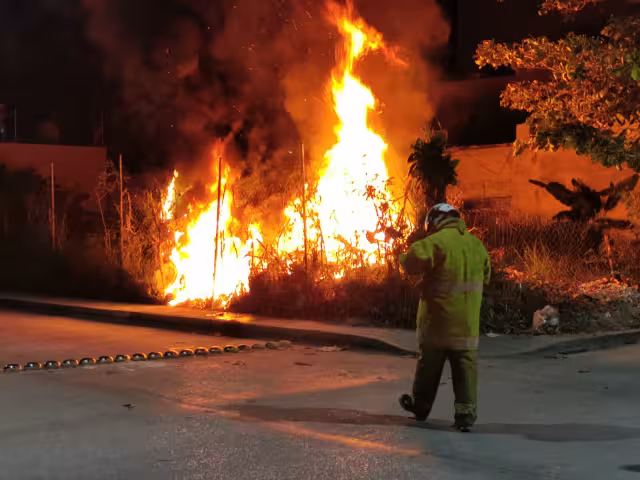 Cuerpos de emergencia y protección civil llegaron a la colonia Justo Sierra por un incendio en un lote baldío