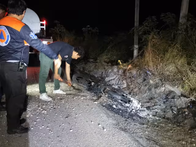 Ciudadanos reportaron una motocicleta totalmente calcinada en la carretera Carmen-Puerto Real