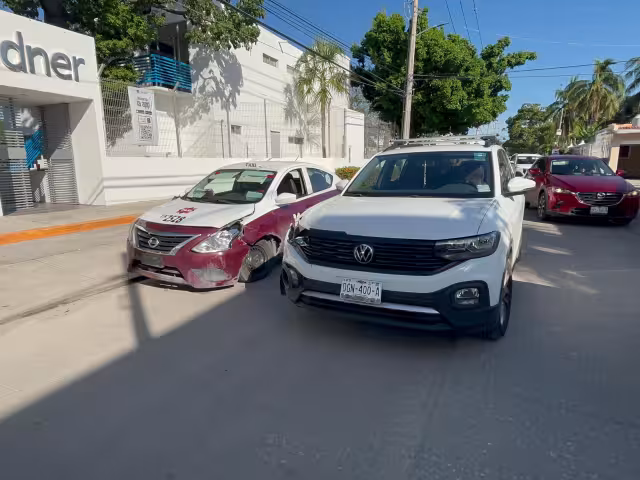 Una colisión entre una camioneta particular y un taxi en el fraccionamiento Reforma causó daños materiales de varios miles de pesos