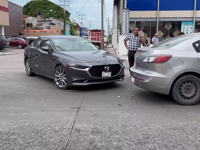 Conductor imprudente provoca choque y tráfico en la colonia Fátima
