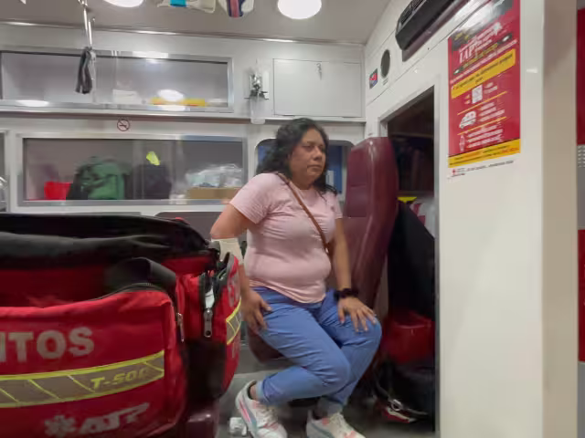 Pareja recibe balonazo y caen de motocicleta