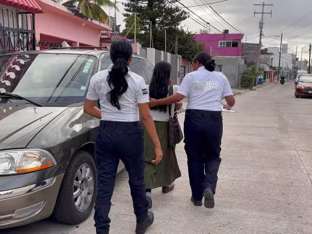Llega a visitar a su pareja y termina golpeada.