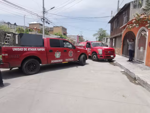 Los vecinos, a base de cubetazos con agua, lograron sofocar casi todas las llamaradas.
