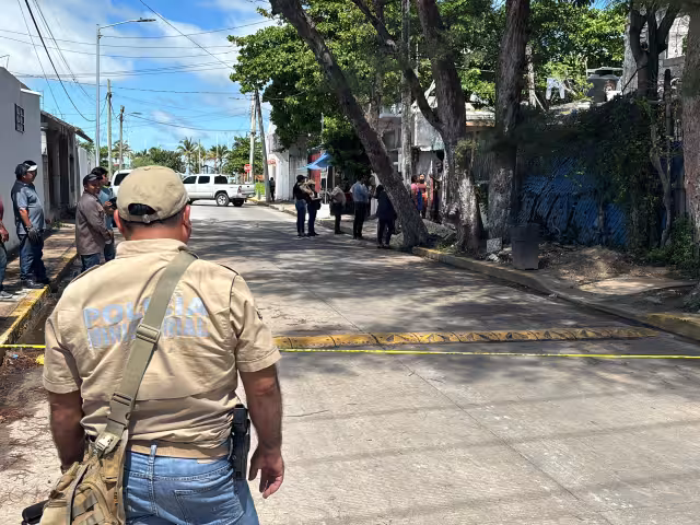 La AEI acordonó una calle en la colonia Justo Sierra durante un desalojo en un predio utilizado como cuartería