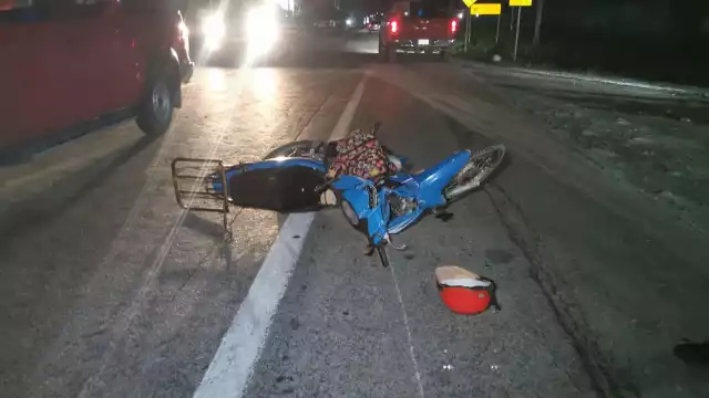 Un motociclista murió y una mujer resultó gravemente herida en un accidente en la carretera Carmen-Puerto Real