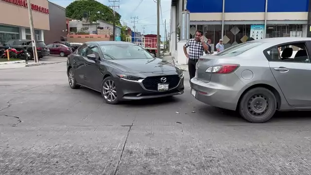 Conductor imprudente provoca choque y tráfico en la colonia Fátima