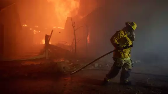 Incendio en Los Angeles, en el barrio Pacific Palisades, forzó evacuación de 30 mil residentes. Incendio en Los Angeles, en el barrio Pacific Palisades, forzó evacuación de 30 mil residentes.