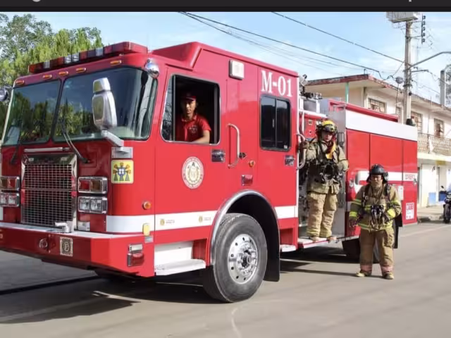 Bomberos rescatan a un perro atrapado en una cisterna en José María Morelos