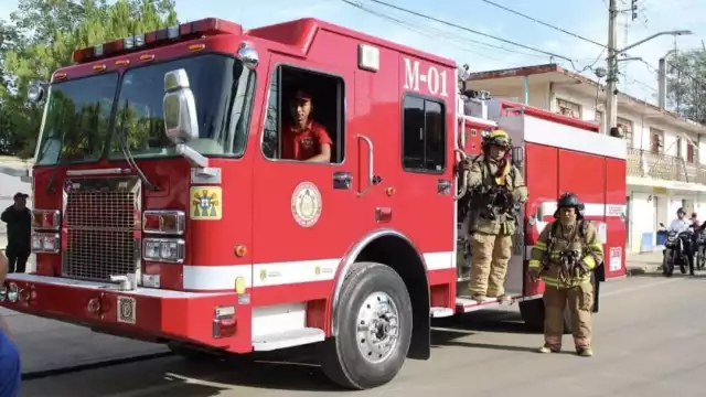 Bomberos rescatan a un perro atrapado en una cisterna en José María Morelos