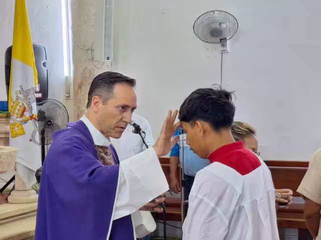 El parroco realizó la imposición de la Cruz de ceniza