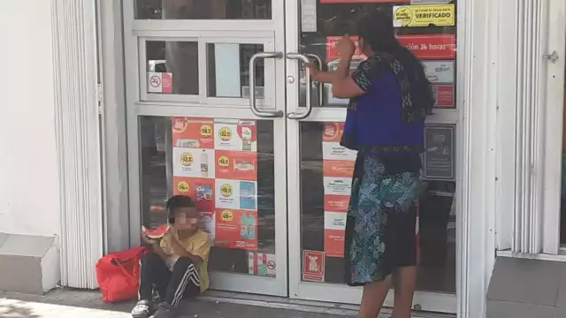 Mujeres incluso salen a las calles con sus hijos en busca de dinero