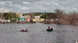  "Nueva laguna" en Campeche: vecinos de Siglo XXI convierten  agua estancada en "balneario"    