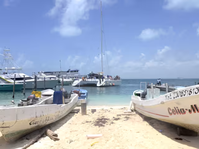 Ante la falta de ingresos y apoyos del Gobierno, algunos hombres de mar se dedican a recoger latas, limpiar las playas o apoyar a los guardavidas.