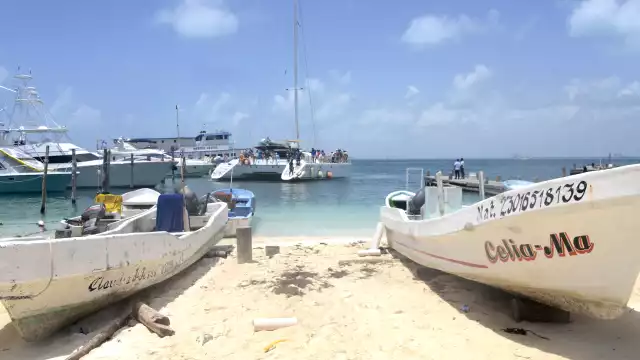Ante la falta de ingresos y apoyos del Gobierno, algunos hombres de mar se dedican a recoger latas, limpiar las playas o apoyar a los guardavidas.