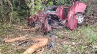 Fatal accidente en Escárcega cobra la vida de dos jóvenes