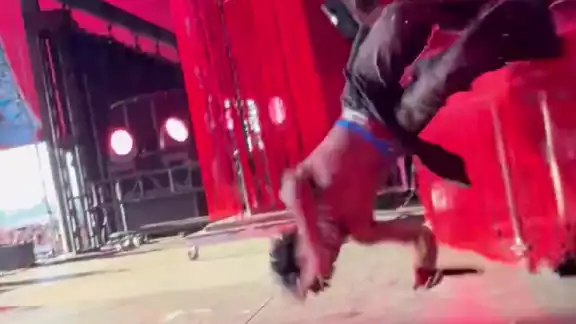 D4vid sufrió de un preocupante accidente en Coachella 2025 D4vid sufrió de un preocupante accidente en Coachella 2025