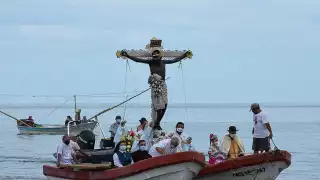 Realizan tradicional paseo por mar del Cristo Negro, Señor de San Román en el malecón de Campeche