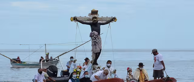 Feligreses acudena benerar al Cristo